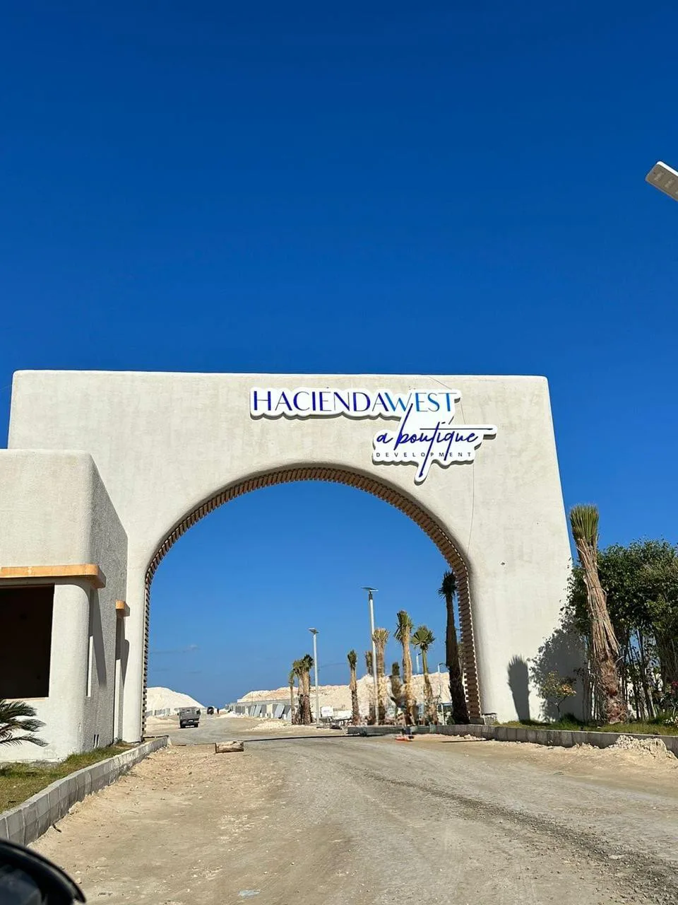 شاليه غرفتين مع حديقة في هاسيندا ويست من بالم هيلز للتطوير العقاري للبيع في مدينة رأس الحكمة، الساحل الشمالي | Forsa Property